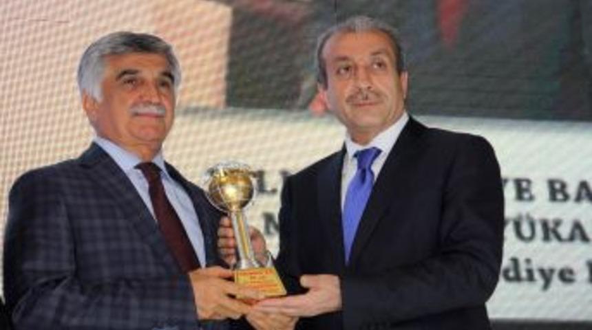 Başkan B&uuml;y&uuml;kaslan&rsquo;a 'Yılın Belediye Başkanı' &Ouml;d&uuml;l&uuml;