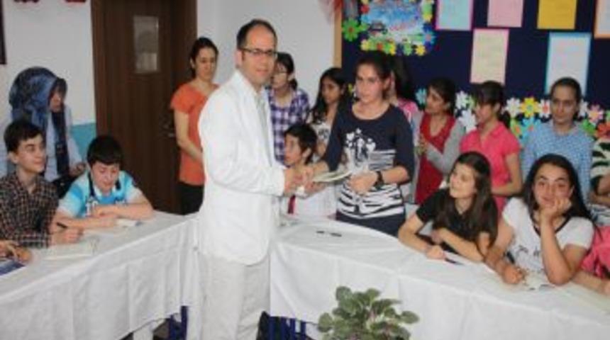 Gen&ccedil; Yazarlar Ortak &Ccedil;ıkarttıkları Kitaplarını Imzaladı