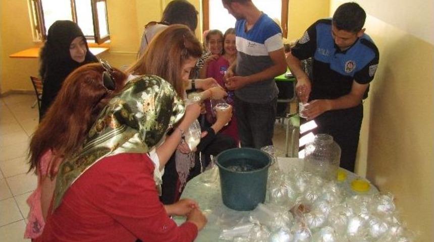 Polis, &Ouml;ğrencilere Balık Dağıttı