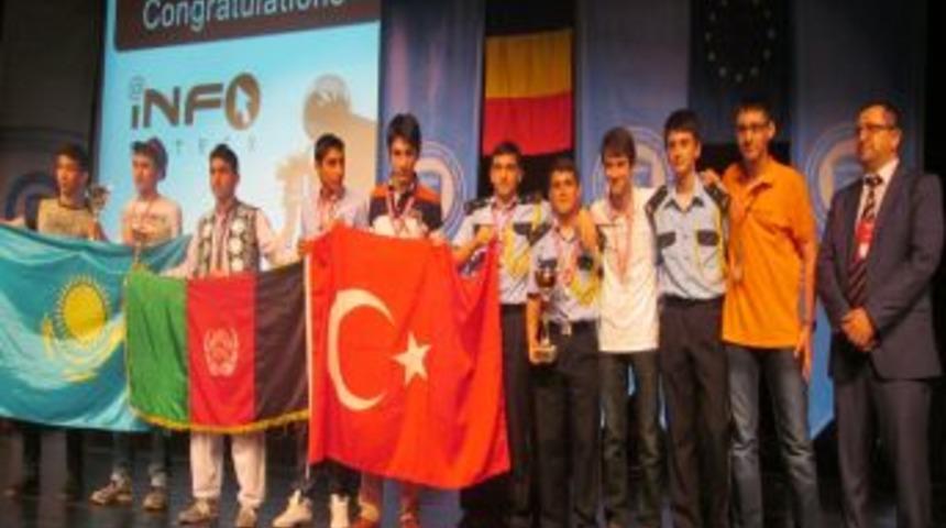 Nil&uuml;ferli &Ouml;ğrenciler, Robot Bıcırık Ile D&uuml;nya Ikincisi Oldu