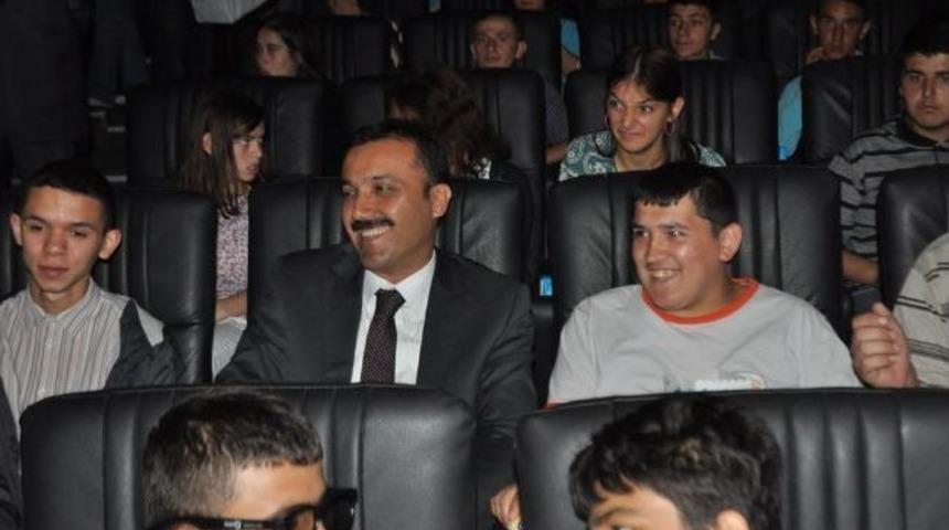 Engelli &Ouml;ğrencilerin Sinema Keyfi