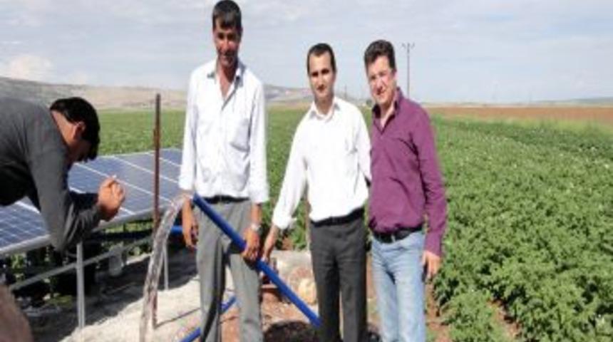 Girişimci &Ccedil;ift&ccedil;i, Il&ccedil;eye Ilk G&uuml;neş Enerji Sistemini Kurup Sulu Tarıma Ge&ccedil;ti