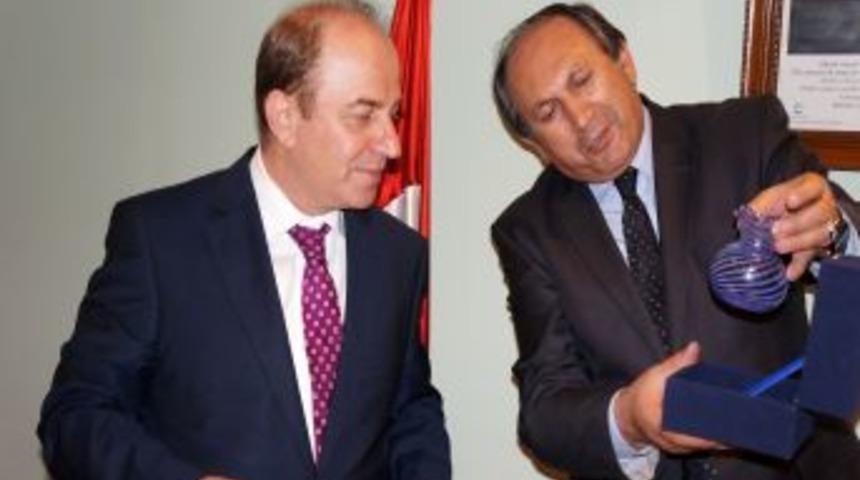 Vali &Ouml;zt&uuml;rk, Basına Veda Etti