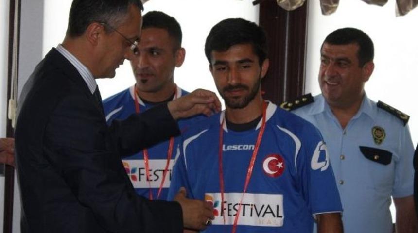 Gaziantep Polis G&uuml;c&uuml; Spor Kul&uuml;b&uuml; Hokey Takımı, Emniyet M&uuml;d&uuml;r&uuml; &Ouml;mer Aydın&rsquo;la Bir Araya Geldi