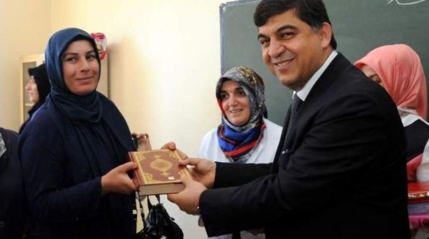 Başkan Fadıloğlu Kursiyerlere Kuran-ı Kerim Hediye Etti