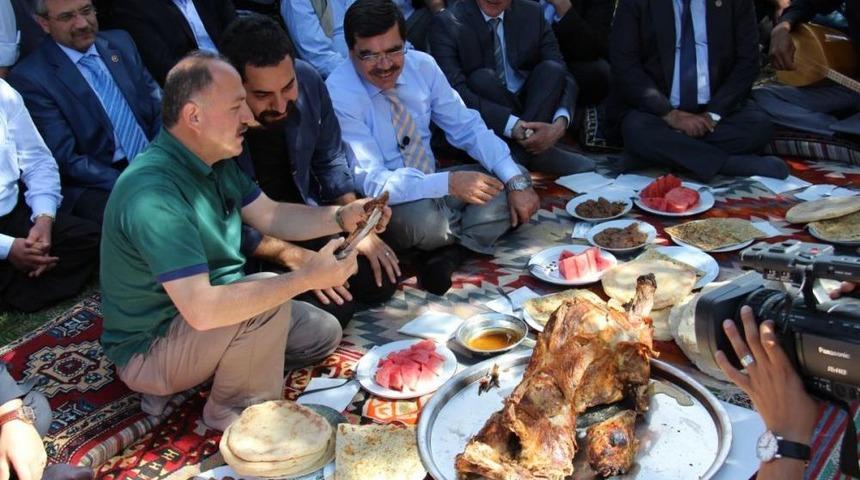 'Davetsiz Misafir' G&ouml;lhisar&rsquo;a Misafir Oldu