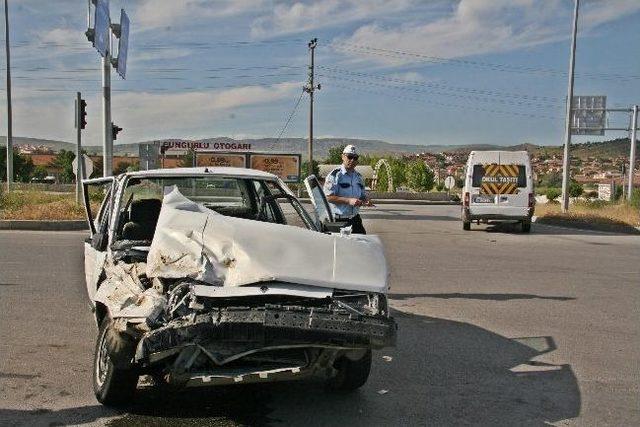 Otomobil Öğrenci Servisine Çarptı: 7 Yaralı