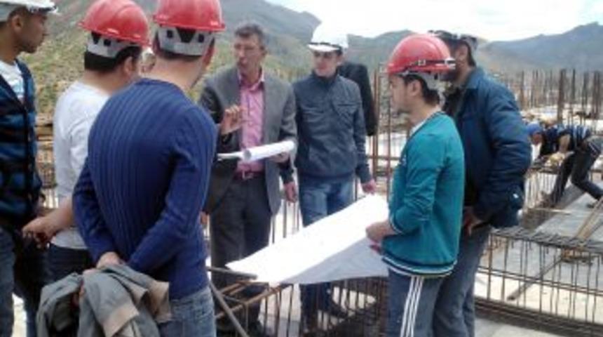 G&Uuml;&rsquo;l&uuml; Inşaat Teknikerleri Işi Mutfağında &Ouml;ğreniyor