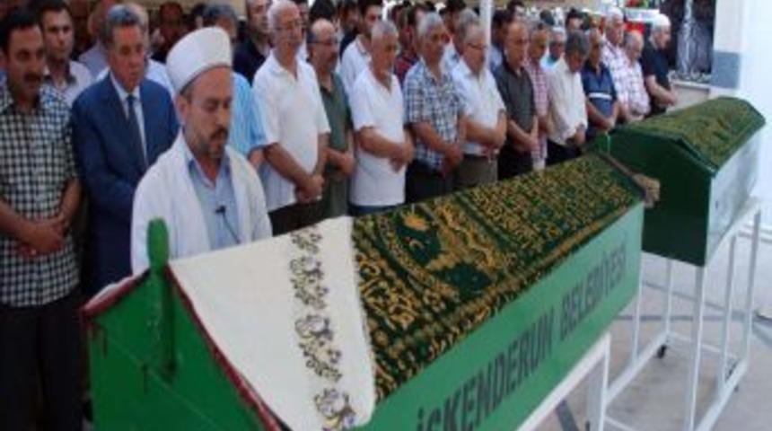 Tren Kazasında Hayatını Kaybeden &Ccedil;ift, G&ouml;zyaşlarıyla Toprağa Verildi