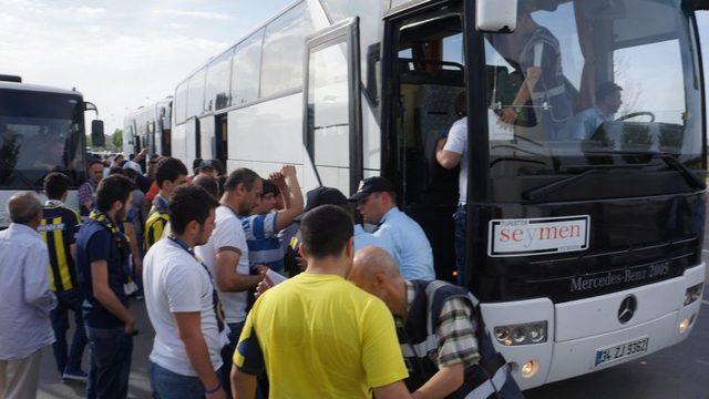 Fenerbah&ccedil;e Taraftarlarını Taşıyan Otob&uuml;ste Kesici Alet Bulundu 1