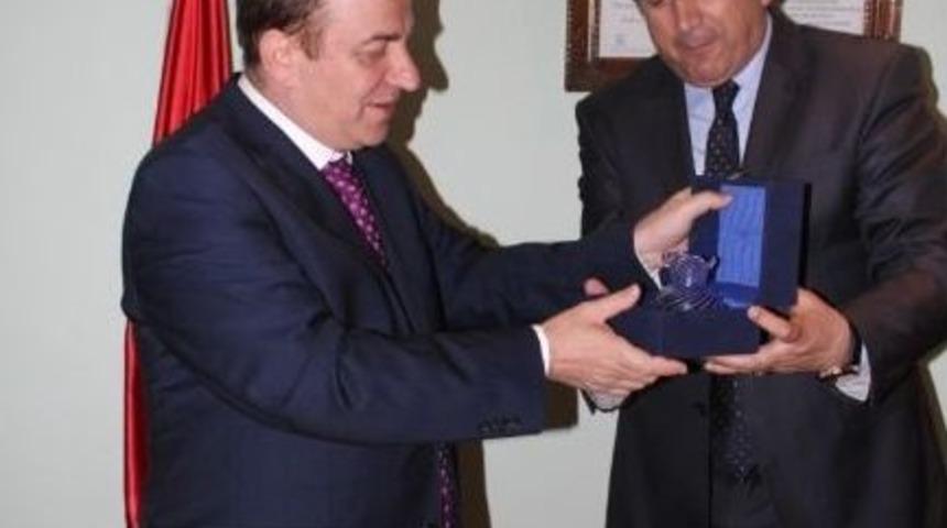 Vali &Ouml;zt&uuml;rk, Basına Veda Etti