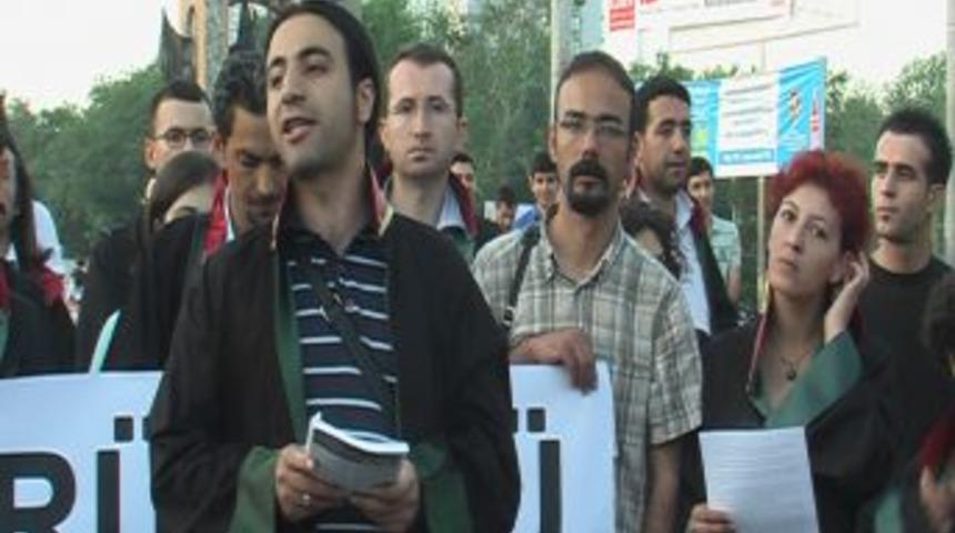 Avukatlardan Taksim&rsquo;de, G&ouml;sterilere Izin Verilsin Eylemi