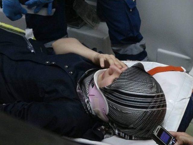 Adıyaman&rsquo;da Minib&uuml;s İle Hafif Ticari Ara&ccedil; &Ccedil;arpıştı: 3 Yaralı 1