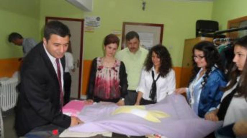 Kız Meslek Lisesi &ouml;ğrencileri giyim sergisi a&ccedil;tı