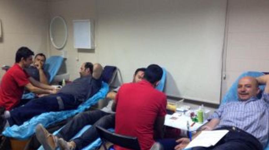 İzmir'deki &Ccedil;ağlayan Matbaası &Ccedil;alışanları 137 &Uuml;nite Kan Verdi