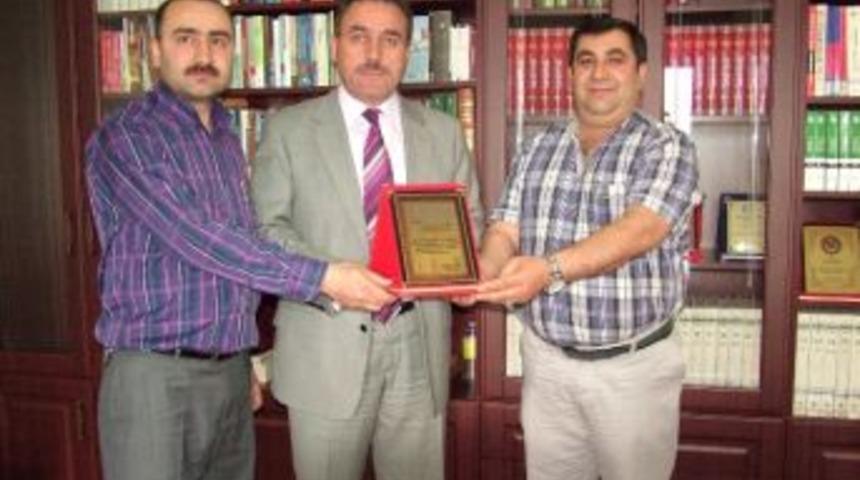 Dernek Başkanı &Uuml;nal&rsquo;dan, M&uuml;ft&uuml; &Ouml;zt&uuml;rk&rsquo;e Plaket