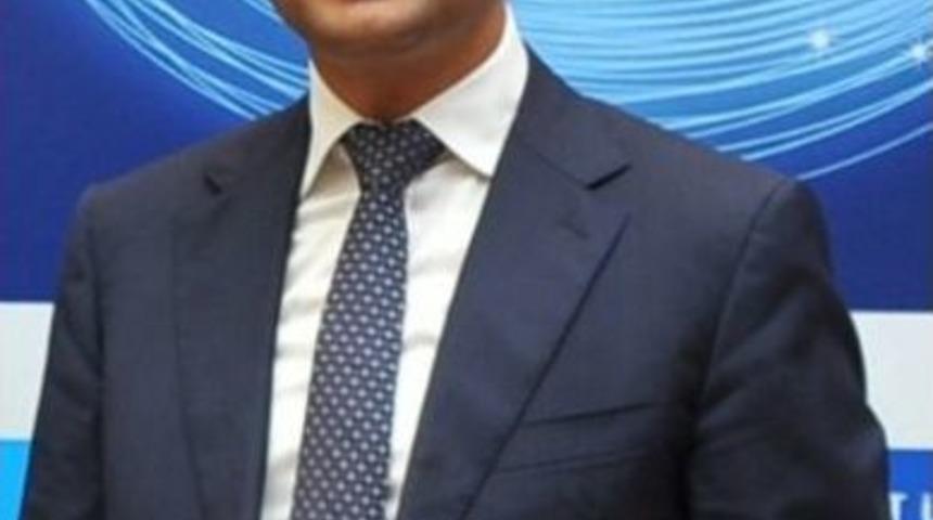 T&uuml;rkiye İletişimde Doğu İle Batı Arasında K&ouml;pr&uuml;