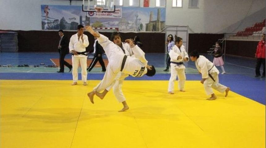 Erzurum&rsquo;da &ldquo;bir &Ccedil;ocuk Bir Gelecek Projesi&rdquo;