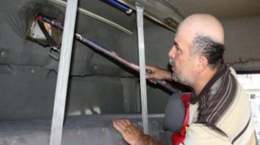 Seyir Halindeki Kamyonda Ortaya &Ccedil;ıkan Yılan Şof&ouml;r&uuml; Sabahlattı