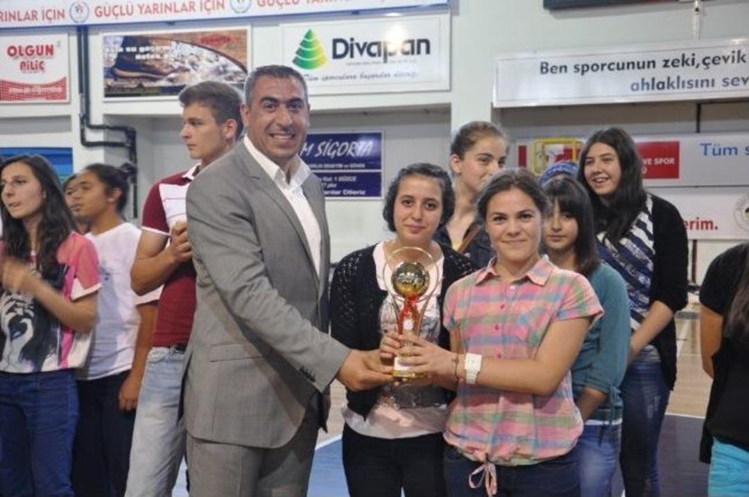 D&uuml;zce&rsquo;de Voleybol Yerel Ligi Kupaları Verildi