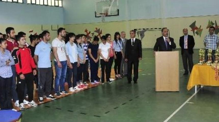 İ.&uuml;&rsquo;de Başarılı Sporcular &Ouml;d&uuml;llendirildi