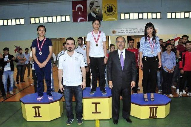 İ.ü’de Başarılı Sporcular Ödüllendirildi