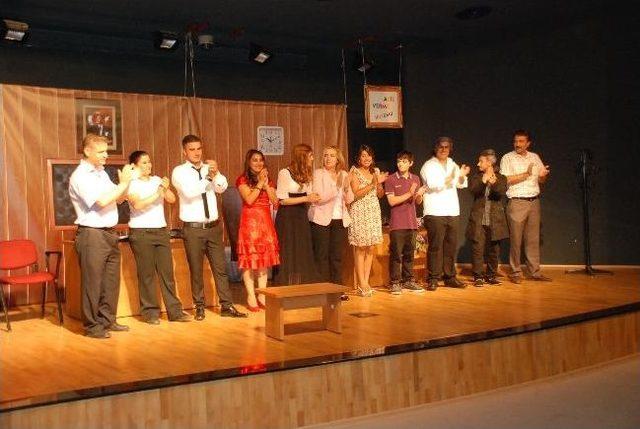 Didim&rsquo;de &Ccedil;ırakların Tiyatro Performansı İzleyicilerden Tam Not Aldı 1