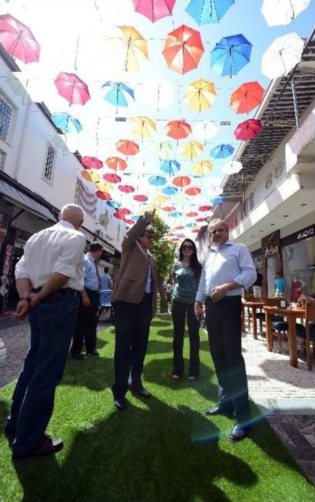 Aktekin, “şemsiyeli Cadde İlgi Odağı Oldu”