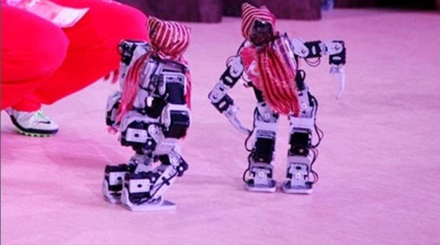 T&uuml;rk &Ouml;ğrenciler Kolbastı Oynayan Robot İle Şaşırttı