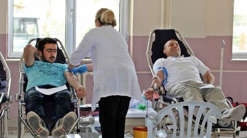 İlahiyat Fak&uuml;ltesi &Ouml;ğrencilerinden Kan Bağışı Kampanyası