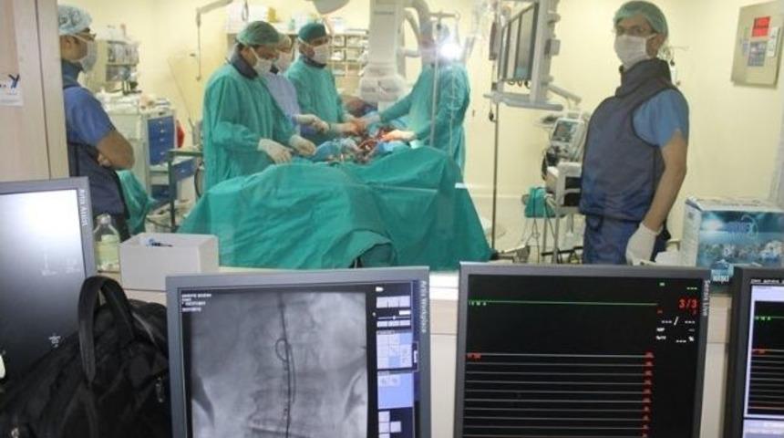 Erzincan&rsquo;da İlk Kez Genişlemiş Damar İ&ccedil;erisine Ameliyatsız Suni Damar Yerleştirdi