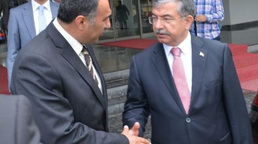 Milli Savunma Bakanı Yılmaz İzmir'de