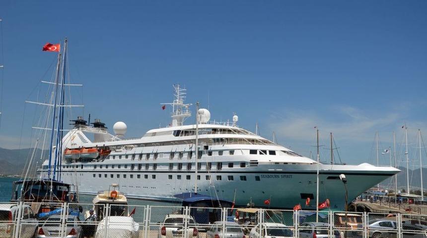 L&uuml;ks Yolcu Gemisi Fethiye'ye Demirledi