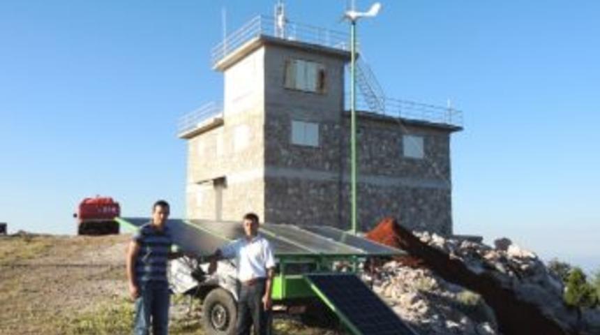 Orman G&ouml;zetleme Kulelerine G&uuml;neş Enerjisi Ve R&uuml;zgar Paneli