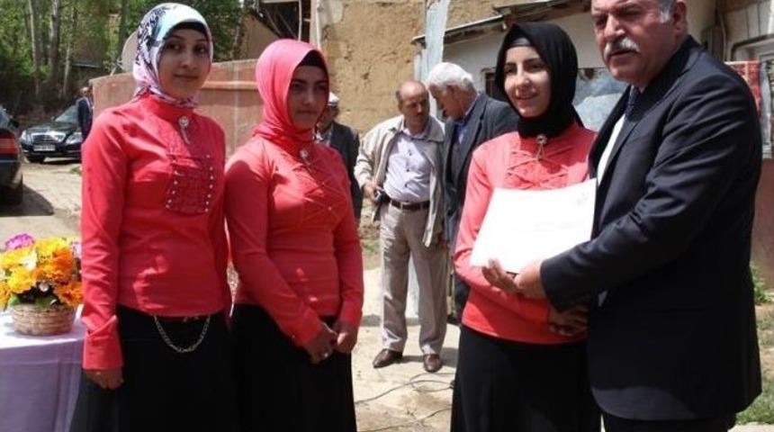 Gen&ccedil; Kızlar El Emeği G&ouml;z Nuru &Uuml;r&uuml;nlerini Sergiledi