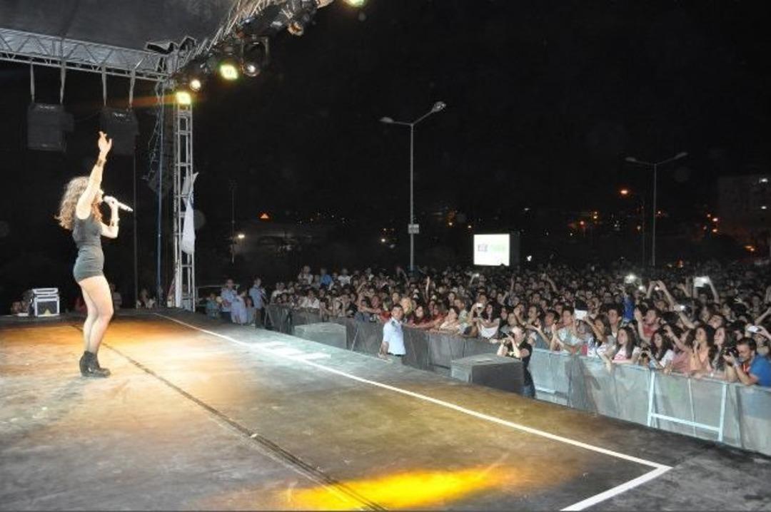 Atiye, Yeni Şarkılarını İlk Kez İzmir &Uuml;niversitesi &Ouml;ğrencileri İ&ccedil;in S&ouml;yledi