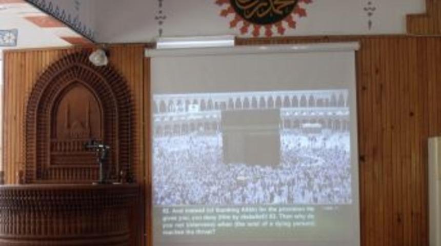 Bayrak&ccedil;ı Camii'nde Kabe G&ouml;r&uuml;nt&uuml;s&uuml; Eşliğinde Namaz Kılınıyor