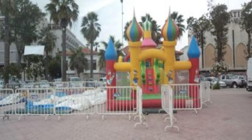 Kuşadası&rsquo;nı Bug&uuml;n Şiddetli R&uuml;zgarlı Kapalı Hava Etkiliyor