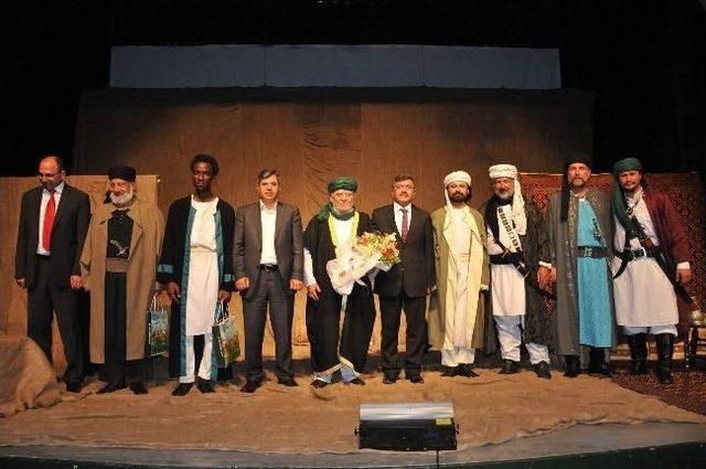 Belediye Tiyatro G&ouml;sterisi Ayakta Alkışlandı 2