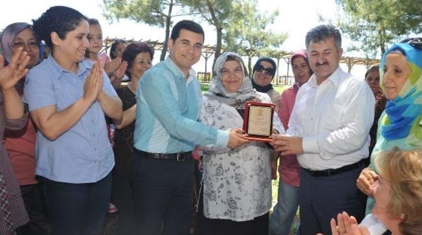 Başkan T&uuml;t&uuml;nc&uuml; Ak Partili Kadınların Pikniğine Katıldı