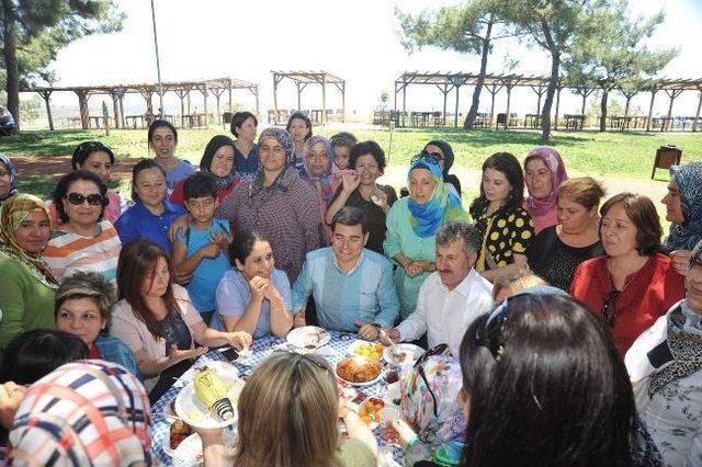Başkan T&uuml;t&uuml;nc&uuml; Ak Partili Kadınların Pikniğine Katıldı 1