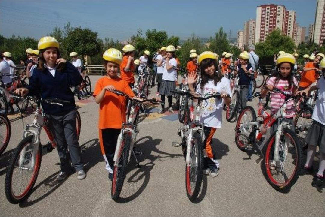 Başkan Doğan&rsquo;dan, &Ouml;ğrencilere Kasksız Bisiklet Kullanmayın Uyarısı