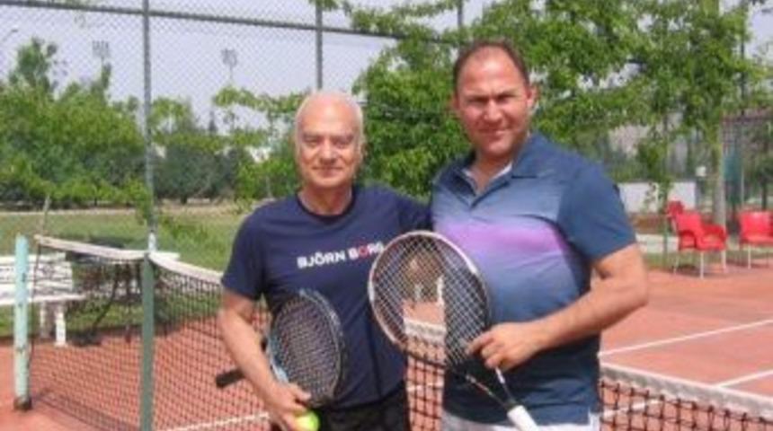 70&rsquo;lik Tenis&ccedil;i Gen&ccedil; Spoculara Taş &Ccedil;ıkarıyor