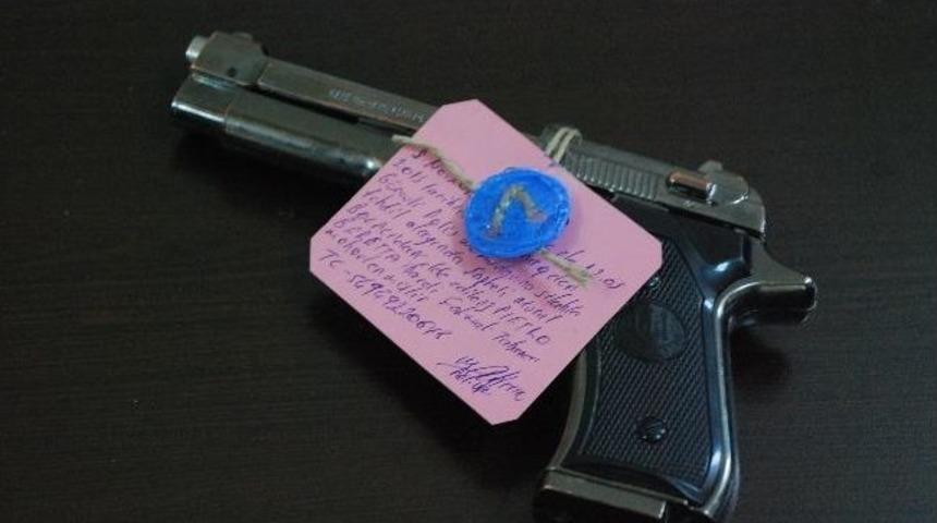 Silah G&ouml;r&uuml;n&uuml;ml&uuml; &Ccedil;akmakla Polisleri Tehdit Etti