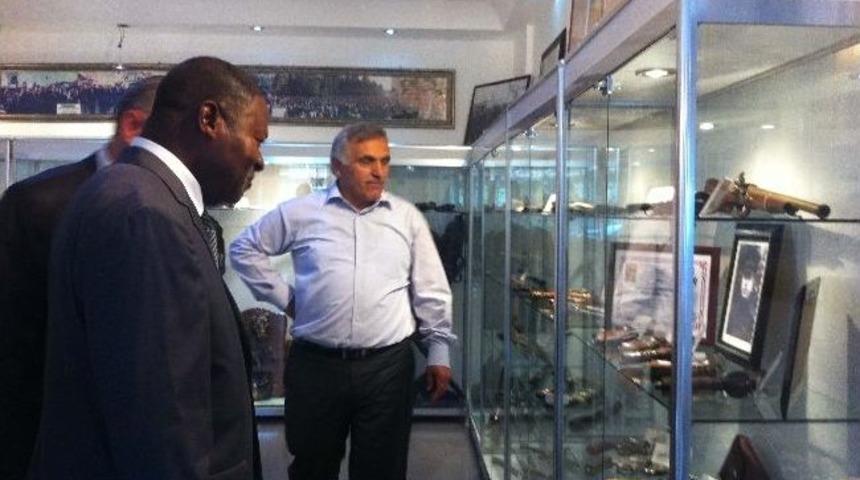 Fildişi B&uuml;y&uuml;kel&ccedil;isi Hendek Belediyesi'ni Ziyaret Etti