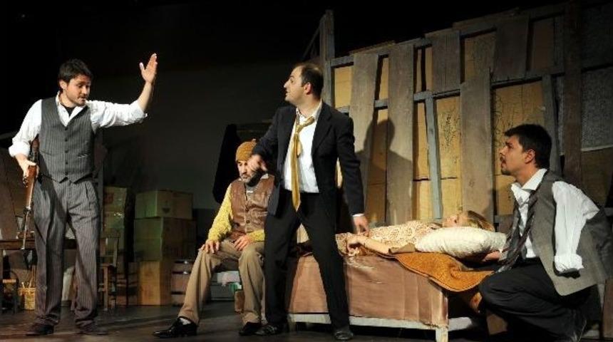 Duvarların &Ouml;tesi İstanbul&rsquo;da Sahnelendi