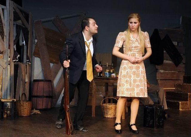 Duvarların &Ouml;tesi İstanbul&rsquo;da Sahnelendi 1