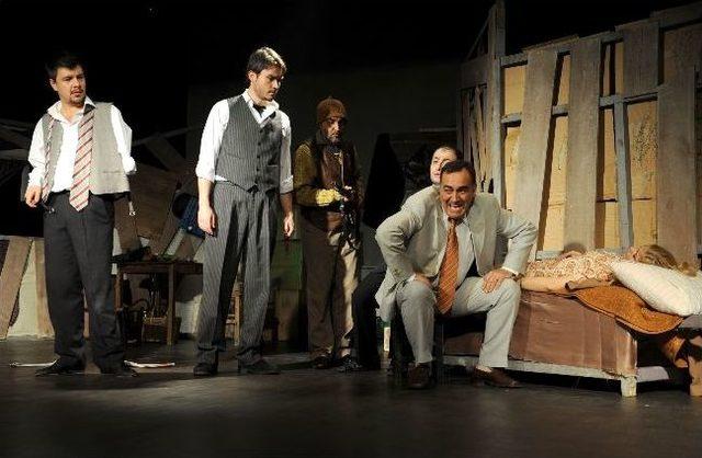 Duvarların &Ouml;tesi İstanbul&rsquo;da Sahnelendi 2