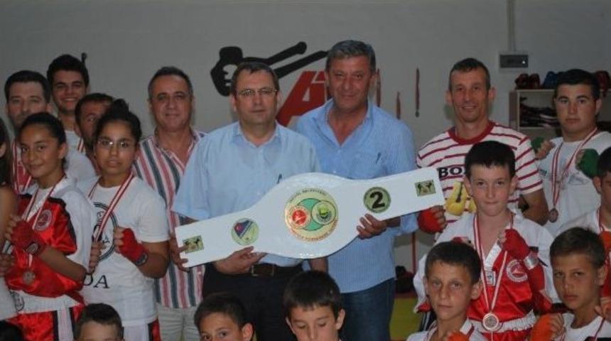 K&uuml;&ccedil;&uuml;kk&ouml;y Belediyespor Kickbox Turnuvasında 2. Oldu