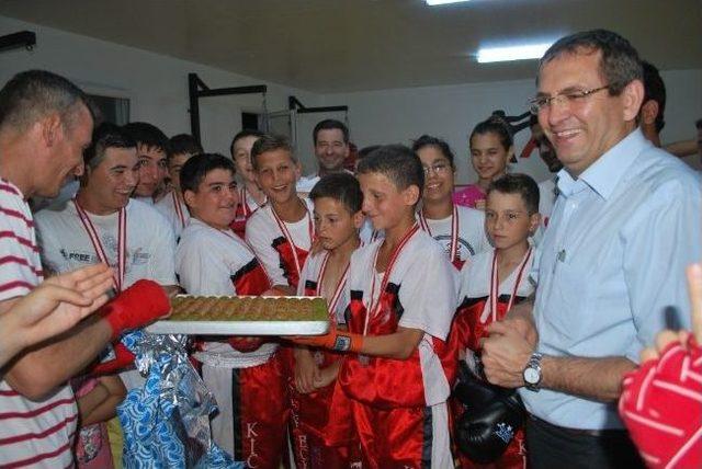 Küçükköy Belediyespor Kickbox Turnuvasında 2. Oldu